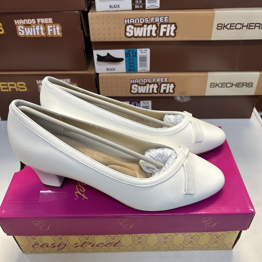 Easy Street Kata Womens Size 9.5 N White Low Block Heel Pumps 31-8253 0381